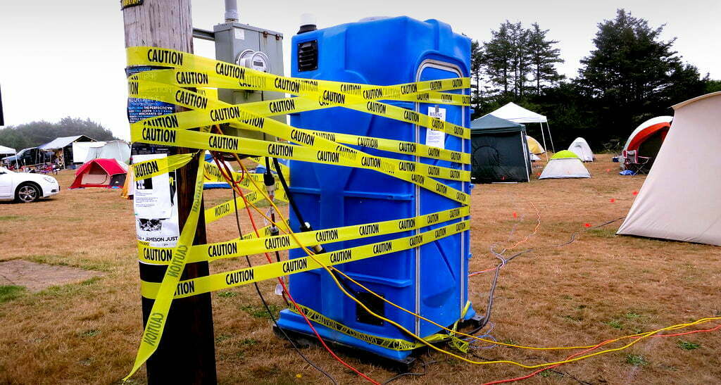 Chemietoilette mit Absperrband